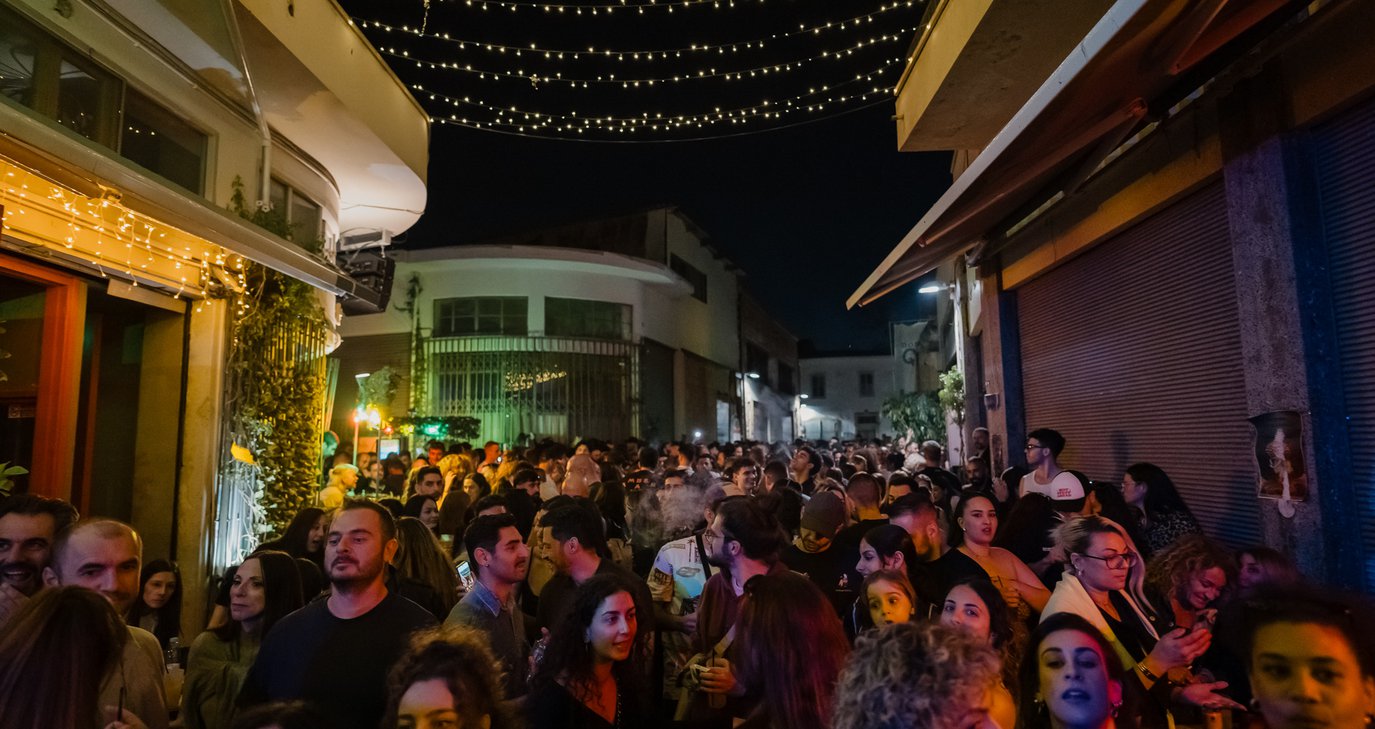 Αυτό είναι το απόλυτο street party με τα καλύτερα κοκτέιλ – Γνωστό σε όλους μπαρ γιορτάζει και ετοιμάζει κάτι μεγάλο