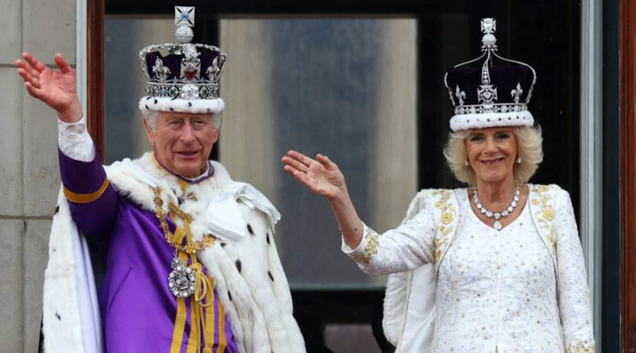 Βασιλιάς Κάρολος – Καμίλα: Αποθεώθηκαν με τον χαιρετισμό τους στο μπαλκόνι του Μπάκιγχαμ