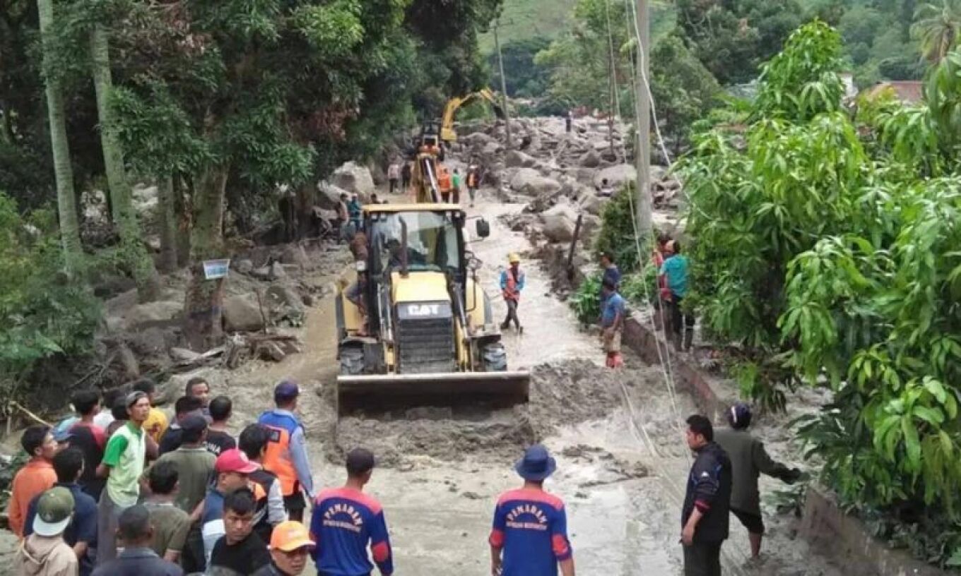 Iνδονησία: Τουλάχιστον 18 νεκροί και 5 αγνοούμενοι από πλημμύρες στο νησί Σουμάτρα