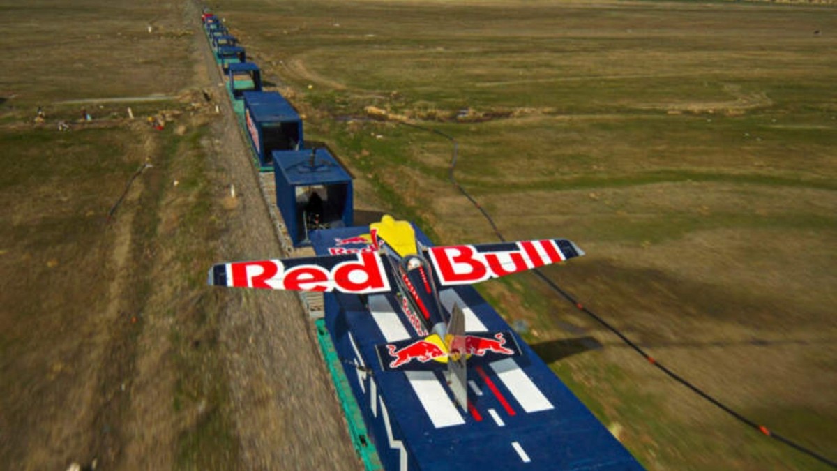 Ιταλός πιλότος προσγείωσε αεροπλάνο σε κινούμενο, με 120 χλμ/ώρα, τρένο και έγραψε ιστορία - Δείτε βίντεο 