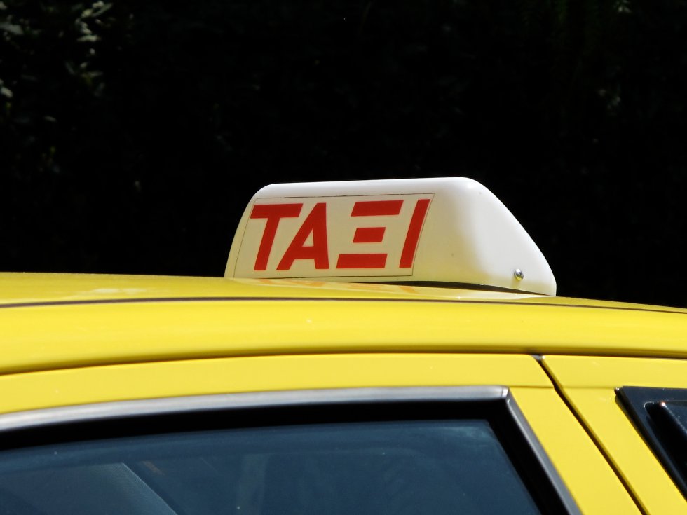 Ελλάδα: Οδηγός ταξί έτρεχε με πάνω από 200 χλμ./ώρα και έκανε live στο TikTok
