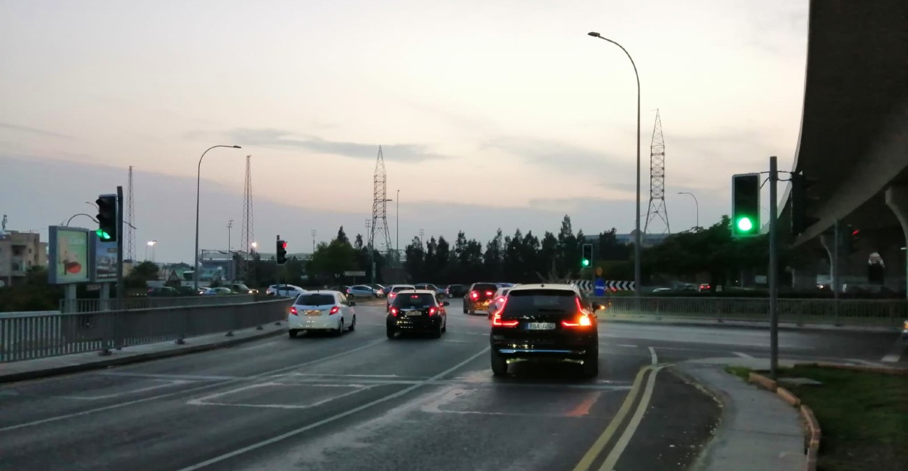Ωραίος, χαλαρός και… επικίνδυνος ο κύριος – Πέρασε στο αντίθετο ρεύμα κυκλοφορίας περνώντας πάνω από… νησίδα – Δείτε βίντεο