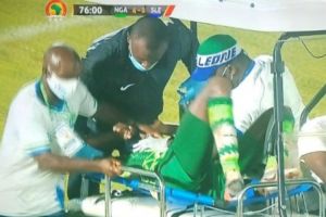 Σοκαριστικός τραυματισμός παίκτη στον αγώνα Νιγηρία-Σιέρα Λεόνε – Φόβοι πως έσπασε τον καρπό του (ΒΙΝΤΕΟ-ΦΩΤΟΣ)