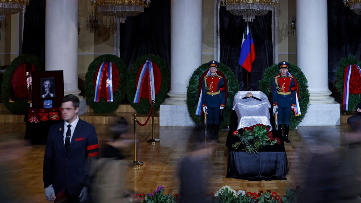 Δείτε Live: Οι Ρώσοι αποχαιρετούν τον Μιχαήλ Γκορμπατσόφ - Aπουσία Πούτιν