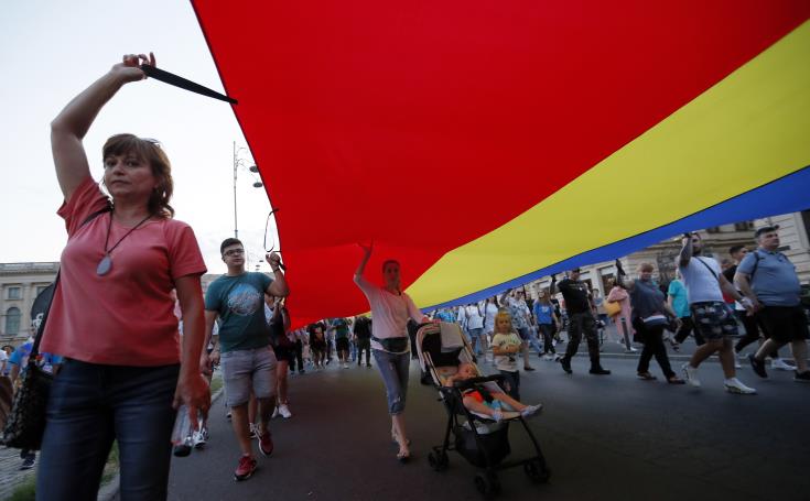 Χιλιάδες διαδηλωτές στους δρόμους στη Ρουμανία ζητούν παραίτηση της κυβέρνησης 