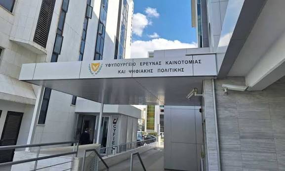 «Κάποιους θέλουν να βολέψουν» – Κόντρα στη Βουλή για δύο ανώτερες θέσεις στο Υφυπουργείο Έρευνας