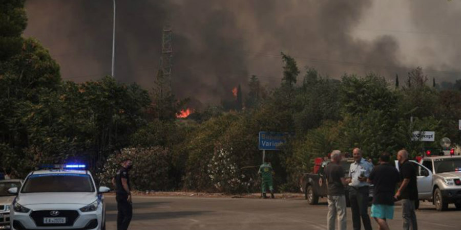 Φωτιά στη Βαρυμπόμπη: Οι φλόγες φτάνουν στην πλατεία - Εκκενώνεται η περιοχή