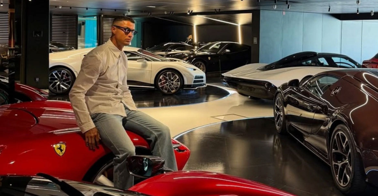 Ο Cristiano Ronaldo φωτογραφήθηκε μπροστά από τον στόλο των πανάκριβων αυτοκινήτων του!