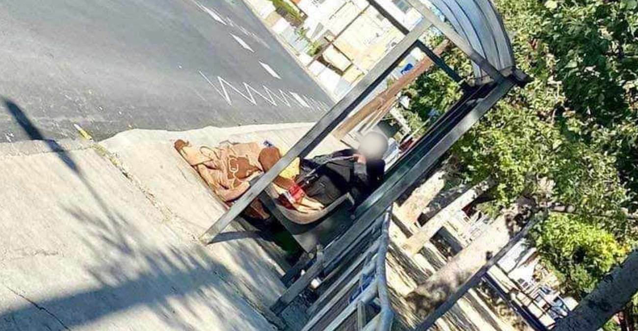 Κοιμάται τα τελευταία πέντε χρόνια σε παγκάκι στάσης λεωφορείου στη Λεμεσό - Χρειάζεται βοήθεια