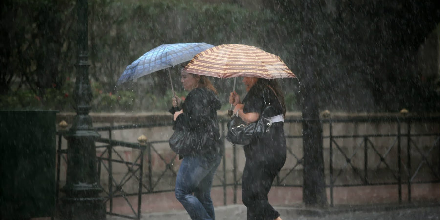ΚΑΙΡΟΣ: Από καύσωνα σε βροχές και «τούμπαλιν» - Η πρόγνωση
