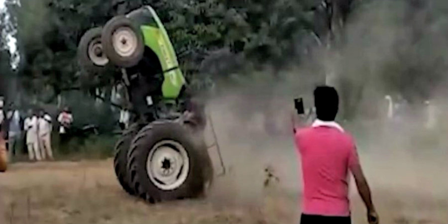 Fast and Furious με τρακτέρ: Αγρότες κάνουν σούζες και το πλήθος τους επευφημεί -VIDEO