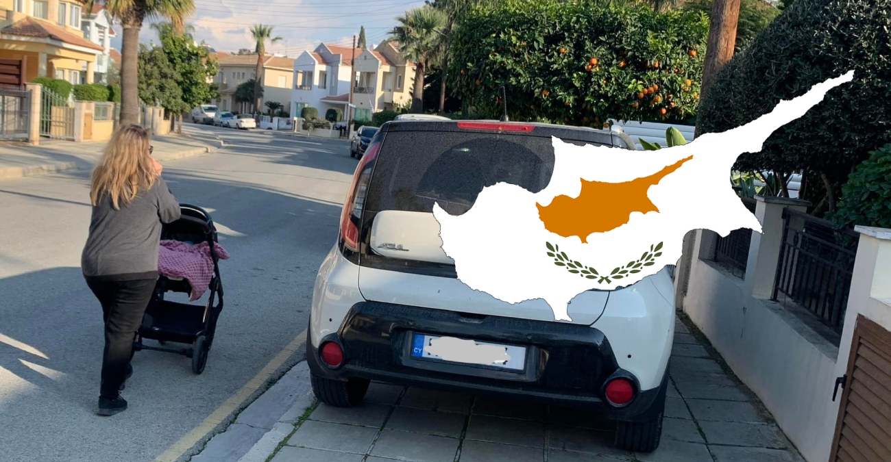 «Ο γάρος της ημέρας»: Αυτοκίνητα σταθμευμένα σε πεζοδρόμια και μητέρες με καροτσάκια στο δρόμο 