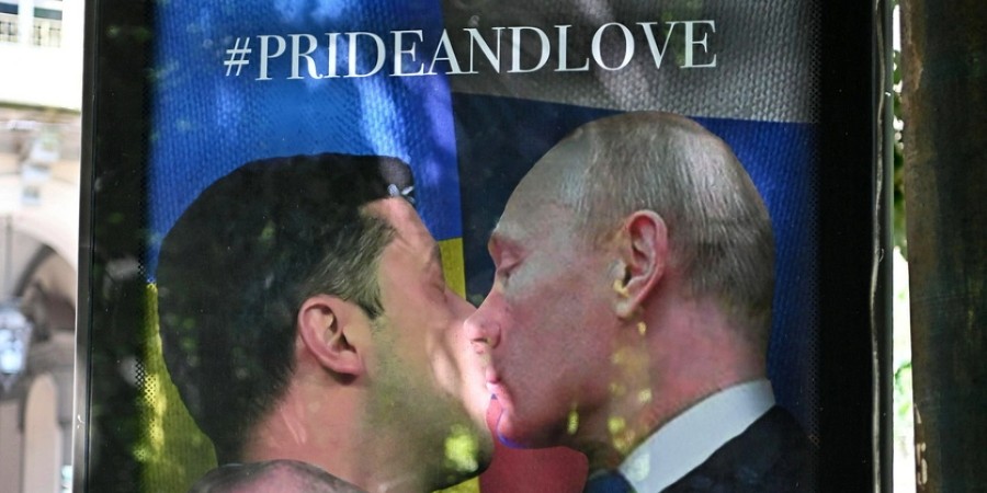 Όταν η αγάπη δεν έχει όρια - Ζελένσκι και Πούτιν ανταλάσσουν φιλί στο στόμα – Η αφίσα που κάνει τον γύρο του κόσμου