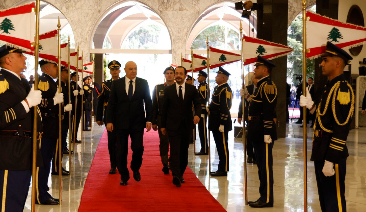 Video: Υποδέχθηκαν με στρατιωτικές τιμές τον ΠτΔ στον Λίβανο - Ακολουθούν διευρυμένες συνομιλίες