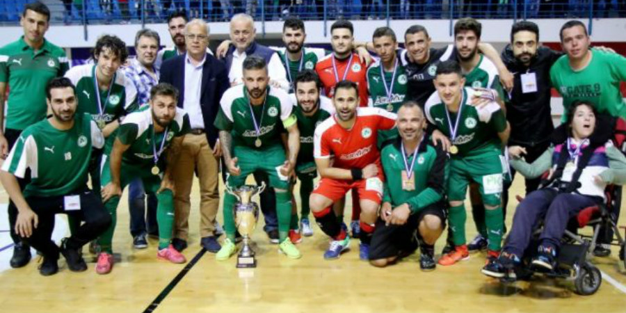 Kύπριος επώνυμος αγκαλιά με το Κύπελλο της Ομόνοιας Futsal- ΦΩΤΟΓΡΑΦΙΑ