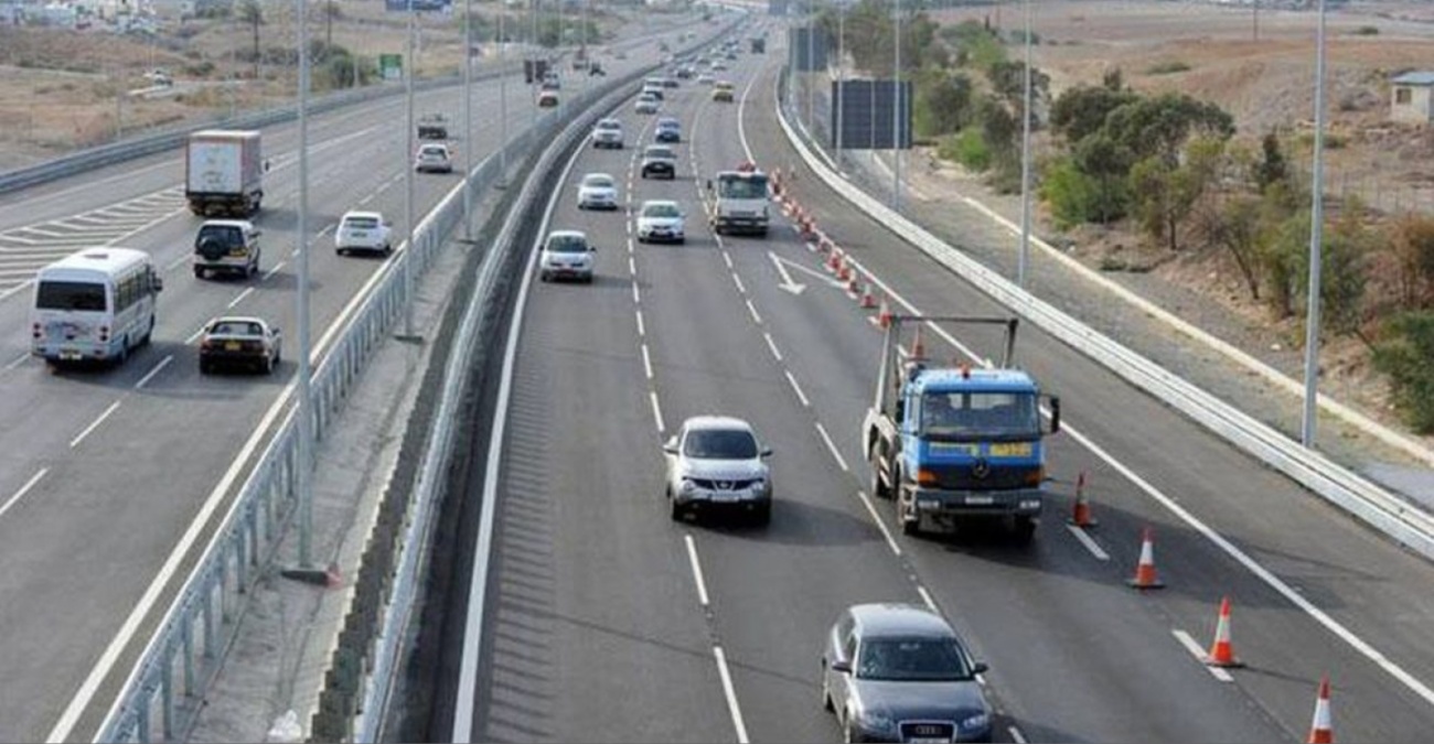 ΒΙΝΤΕΟ: Παραλίγο τραγωδία στην Καλαβασό - Οδηγός μπήκε στο αντίθετο ρεύμα του αυτοκινητόδρομου