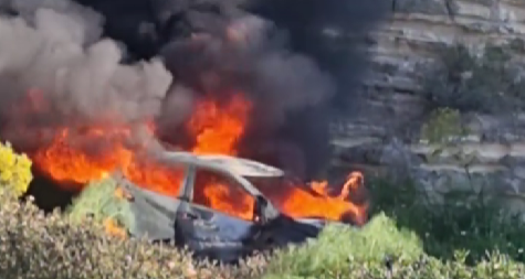 Επέβαιναν δυο πρόσωπα στο όχημα που άρπαξε φωτιά στον αυτοκινητόδρομο - Δείτε εικόνες από το σημείο 