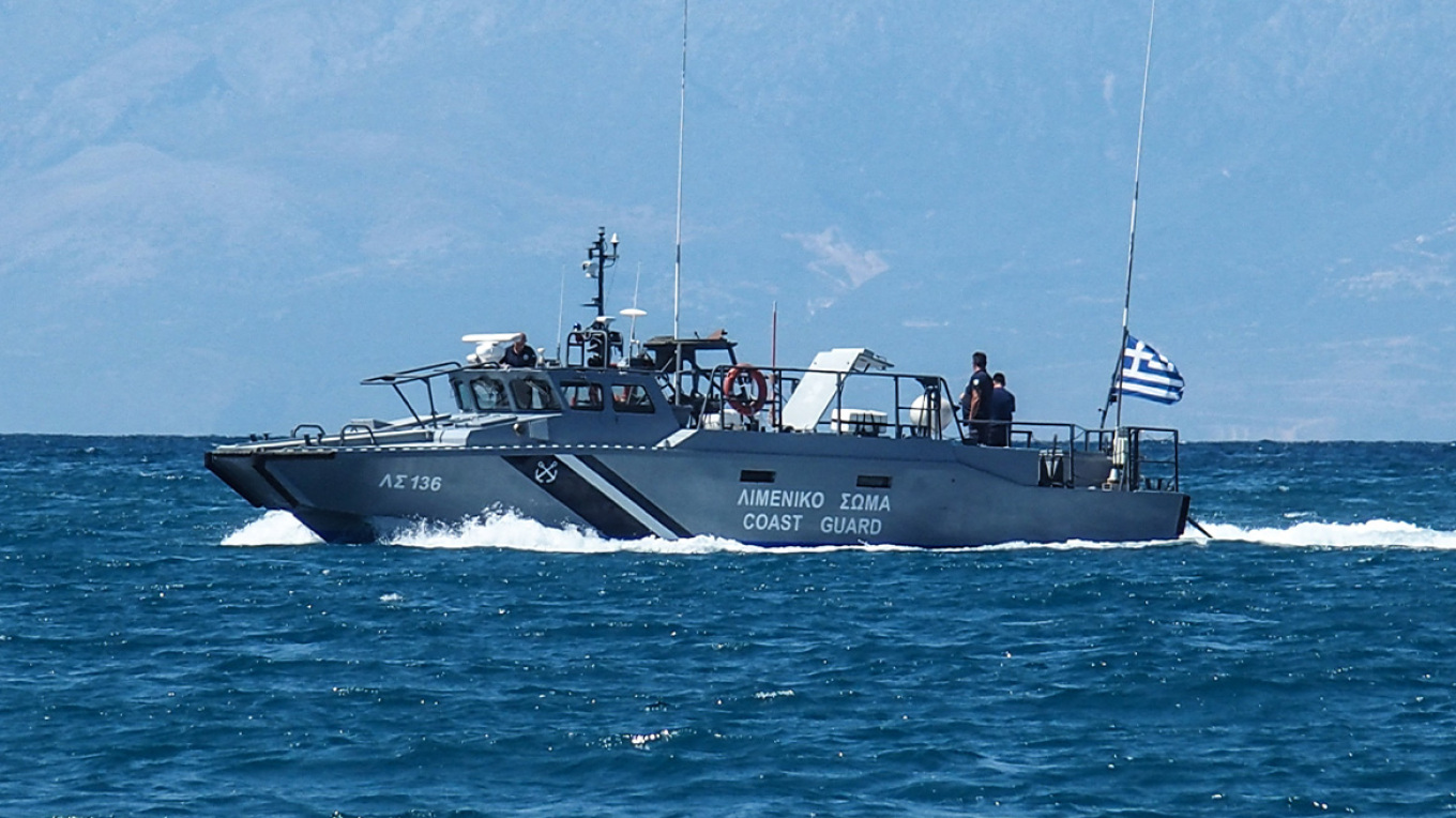 Τραγωδία με 18 νεκρούς νότια της Κρήτης, εντοπίστηκε μισοβυθισμένο σκάφος με μετανάστες 