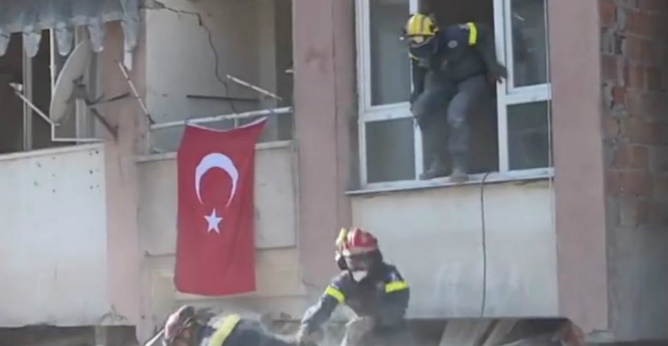 Σεισμός στην Τουρκία: Διασώστες βγαίνουν έντρομοι από κτήριο μετά από μετασεισμό - Δείτε βίντεο