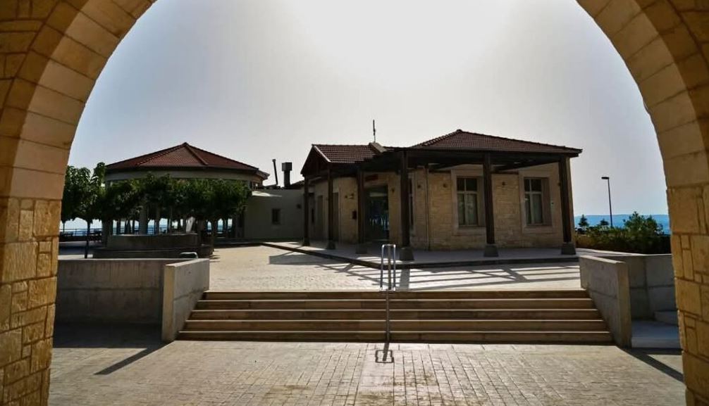 Μία ιστορική ταβέρνα με απίστευτη θέα και δροσιά επιστρέφει φέρνοντας μαζί της παραδοσιακές κυπριακές γεύσεις – Δείτε φωτογραφίες