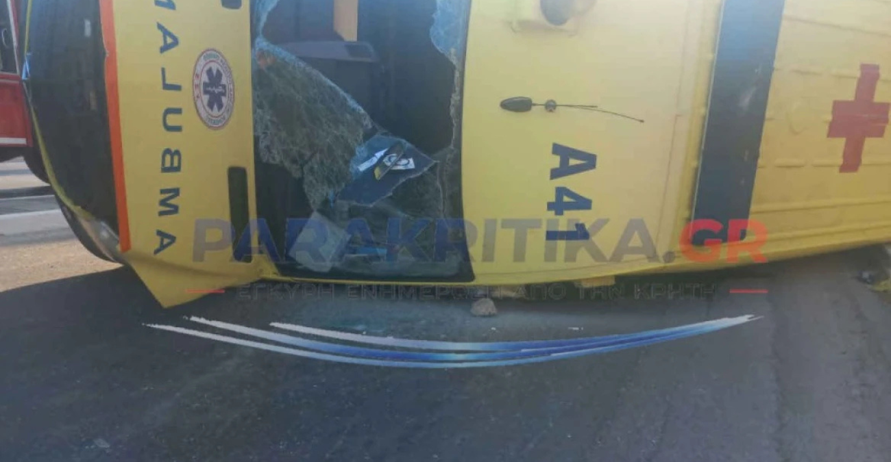 Σοκ στην Ελλάδα: Ασθενοφόρο συγκρούστηκε με ΙΧ - Από ανακοπή κατέληξε ο ασθενής, τραυματίες οι δύο διασώστες
