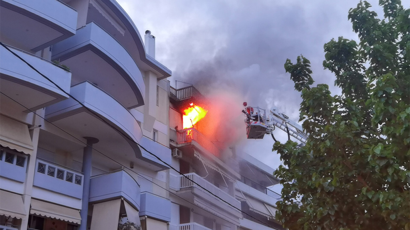 Τραγωδία σε διαμέρισμα στην Ελλάδα - Γυναίκα βρέθηκε απανθρακωμένη έπειτα από πυρκαγιά