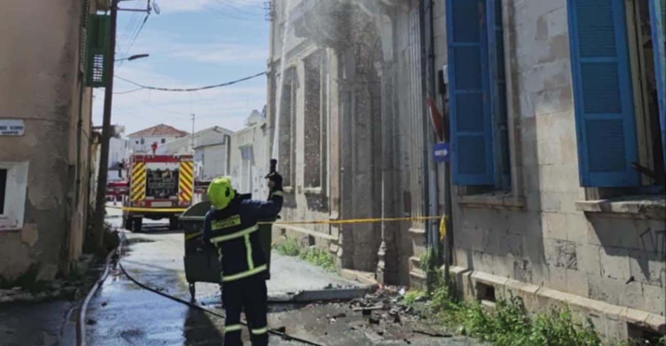 Video: Προσπαθούν να κατασβέσουν την πυρκαγιά στο διώροφο κτίριο - Επικίνδυνη η πρόσβαση στον χώρο 