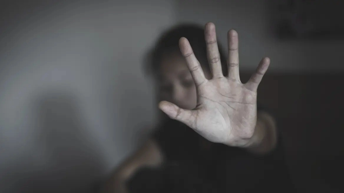 Πατέρας χτύπησε με γροθιά την κόρη του στον Βόλο γιατί είχε βγει... κρυφά από το σπίτι