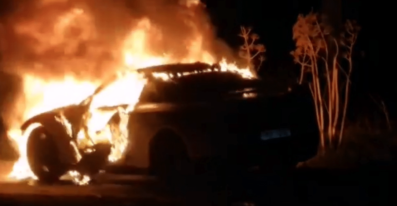 Στις φλόγες οχήματα στο Τραχώνι – Καταστράφηκαν ολοσχερώς τα περισσότερα – Αποκλείστηκε η σκηνή