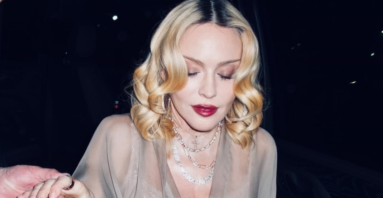 Η Μαντόνα φωτογραφήθηκε με διάφανο φόρεμα και ανακοίνωσε ότι ετοιμάζει νέο άλμπουμ