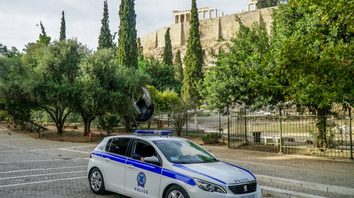 Συναγερμός στην Αθήνα: Άνδρας με μαχαίρι τραυμάτισε δύο τουρίστες