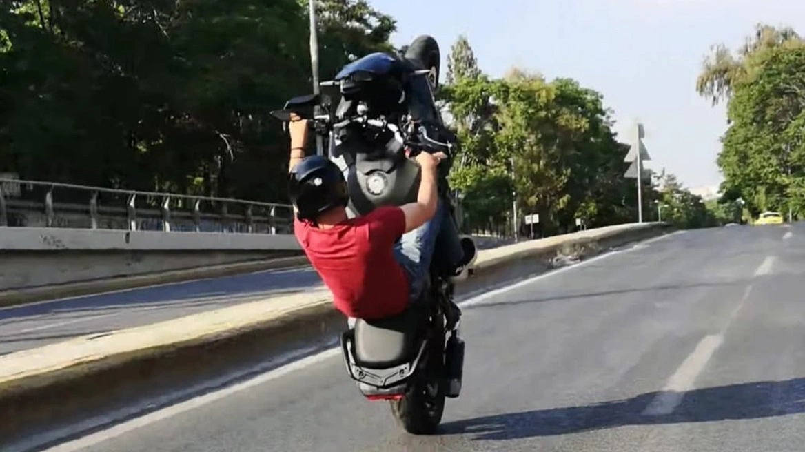 Νεαρός παίζει τη ζωή του κορώνα γράμματα με σούζες και ελιγμούς στους δρόμους της Αθήνας για τα likes στα social media