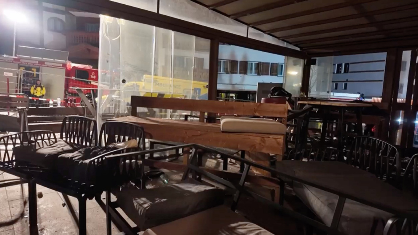 Τα δύο σενάρια για το πώς ξέσπασε η φωτιά στο Κραν Μοντανά και τα βίντεο με τον πανικό στο μπαρ - Πάνω από 40 νεκροί και 115 τραυματίες