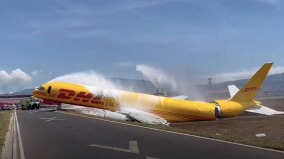 Τρομακτικό βίντεο: Αεροσκάφος cargo της DHL κόβεται στα δύο κατά τη διάρκεια κατεπείγουσας προσγείωσης