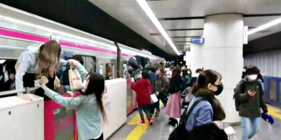 Ντύθηκε Τζόκερ και έσπειρε τον τρόμο μέσα σε τρένο του Τόκιο - Πηδούσαν από τα παράθυρα κλαίγοντας
