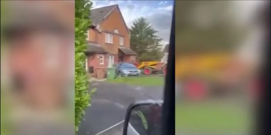 Ουαλία: Σε αμόκ 55χρονος έπεσε με εκσκαφέα πάνω σε σπίτι και αυτοκίνητο - Δείτε βίντεο