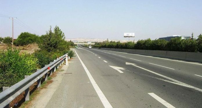 Συναγερμός στις αρχές: Ξέσπασε πυρκαγιά στον αυτοκινητόδρομο – Φαίνεται να ξεκίνησε από αποτσίγαρο - Δείτε φωτογραφίες