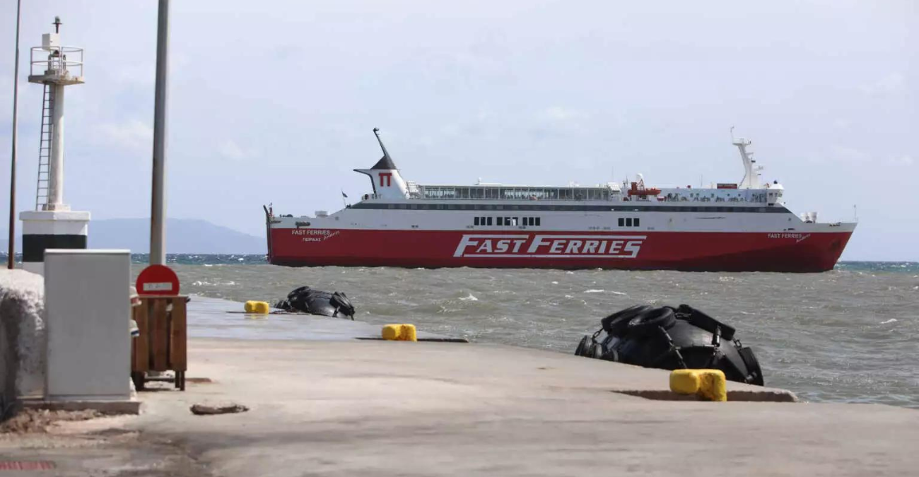 Οργισμένοι οι επιβάτες του «Fast Ferries Andros» - «Είμαστε εγκλωβισμένοι από το πρωί έξω από το λιμάνι της Ραφήνας»