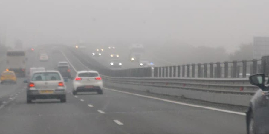 ΣΥΜΒΑΙΝΕΙ ΤΩΡΑ: Συσσώρευση νερού στον αυτοκινητόδρομο - Περιορισμένη η ορατότητα λόγω ομίχλης
