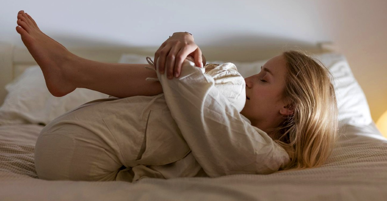Ταλανίζεστε από αϋπνία; Τρεις απλές κινήσεις θα σας χαλαρώσουν πριν πέσετε στο κρεβάτι – Όλοι μπορούν να τις κάνουν