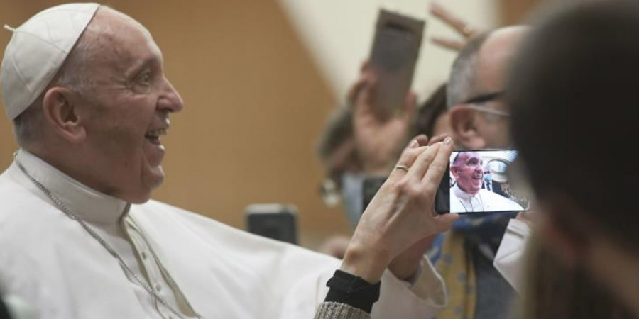 Ο Πάπας Φραγκίσκος «έσπασε» ξανά το πρωτόκολλο - Επισκέφτηκε δισκοπωλείο στο κέντρο της Ρώμης