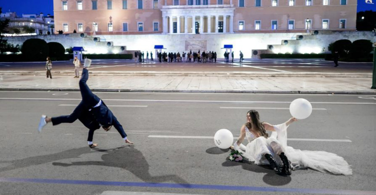 Νιόπαντρο ζευγάρι πόζαρε στους άδειους δρόμους της Αθήνας με φόντο τη Βουλή - Ο γαμπρός έκανε... ακροβατικά - Φωτογραφίες