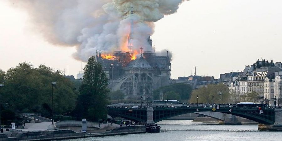 «Μια τρομερή πυρκαγιά είναι σε εξέλιξη στην Παναγία των Παρισίων» - Εκκενώνεται η περιοχή - VIDEO 