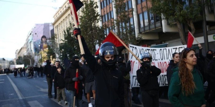 Επέτειος δολοφονίας Γρηγορόπουλου: Εικόνες από τη μεγάλη μαθητική πορεία