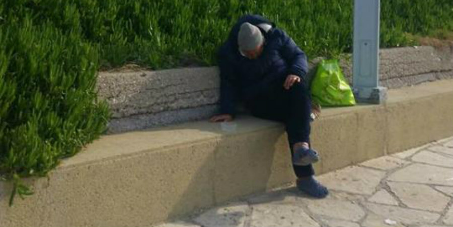 ΠΑΦΟΣ: Συγκλονίστηκε με άστεγο στον πεζόδρομο – «Τον είδαν τα παιδιά μου και έκλαιγαν» -ΦΩΤΟΓΡΑΦΙΕΣ
