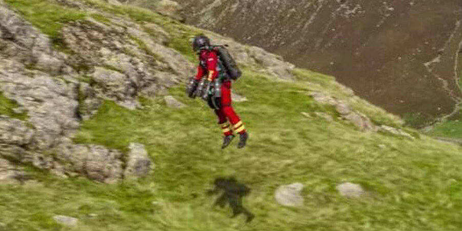 Εντυπωσιακό βίντεο: Διασώστης πετάει με jet suit σε βουνά