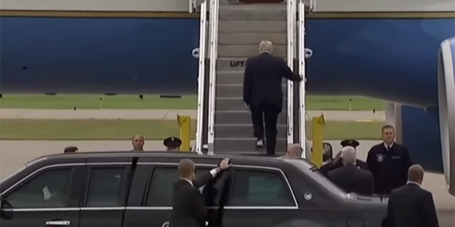 Εξευτελίζουν τον Τραμπ Μ.Μ.Ε. των ΗΠΑ –Ανεβαίνει στο αεροπλάνο με χαρτί τουαλέτας –ΦΩΤΟΓΡΑΦΙΑ&VIDEO