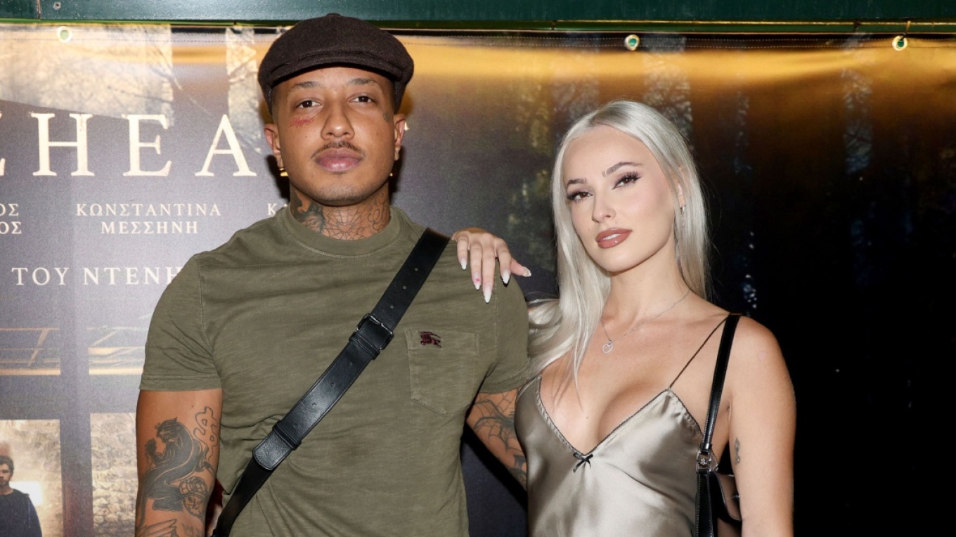 Ο Light φωτογραφίζεται με τη σύζυγό του και τον γιο τους