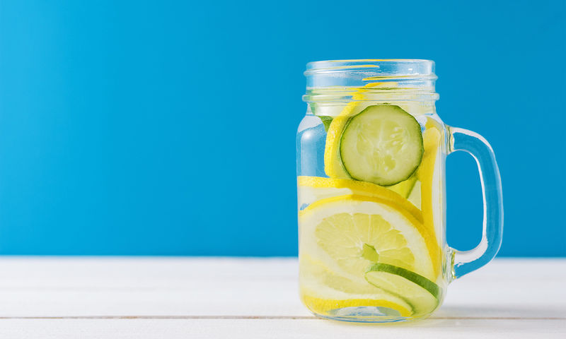 Νερό με λεμόνι: Πώς και πότε πρέπει να το πίνετε