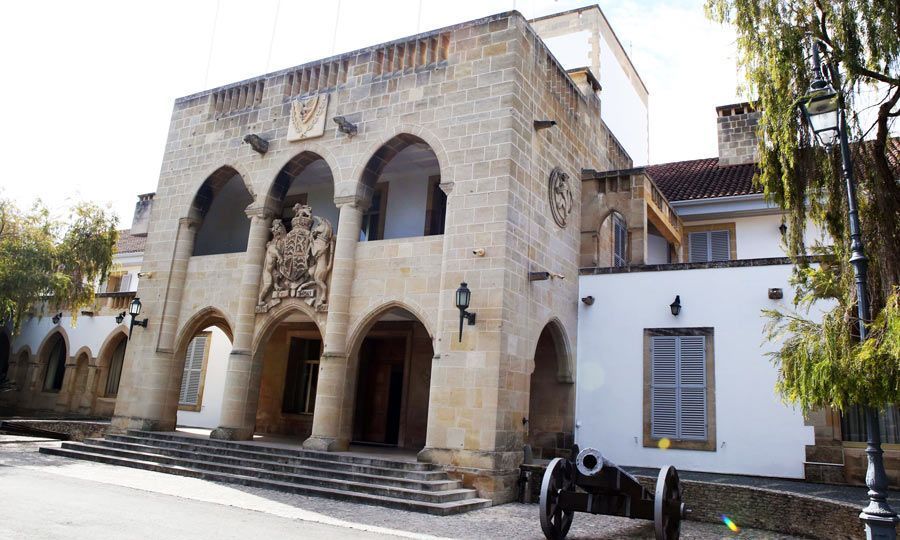 Ψηφίστηκαν αλλαγές στα ωφελήματα πρώην Προέδρων Δημοκρατίας και Βουλής - Απείχε από τη ψηφοφορία η ΠτΒ